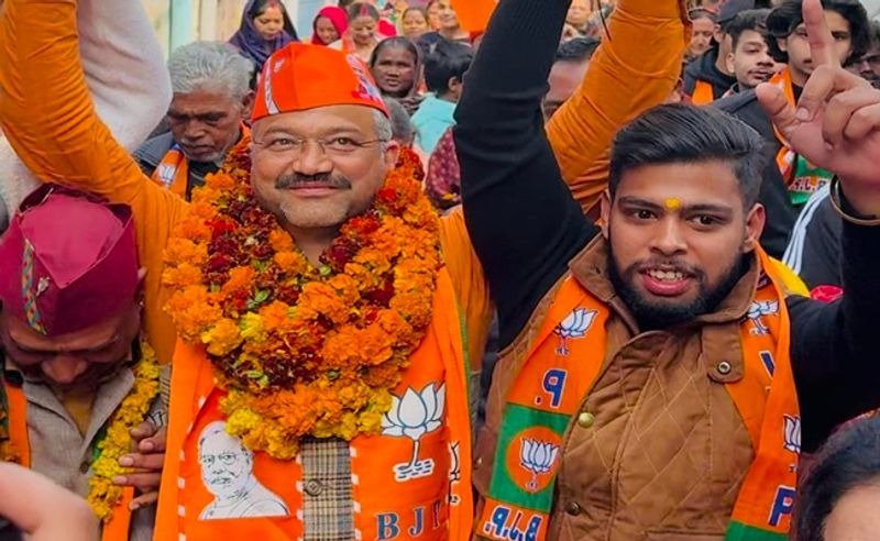 देहरादून नगर निगम चुनाव में सौरभ थपलियाल की मेयर पद पर ऐतिहासिक जीत, भाजपा ने किया रिकॉर्ड तोड़ प्रदर्शन… देहरादून नगर निगम चुनाव में सौरभ थपलियाल की मेयर पद पर ऐतिहासिक जीत, भाजपा ने किया रिकॉर्ड तोड़ प्रदर्शन…