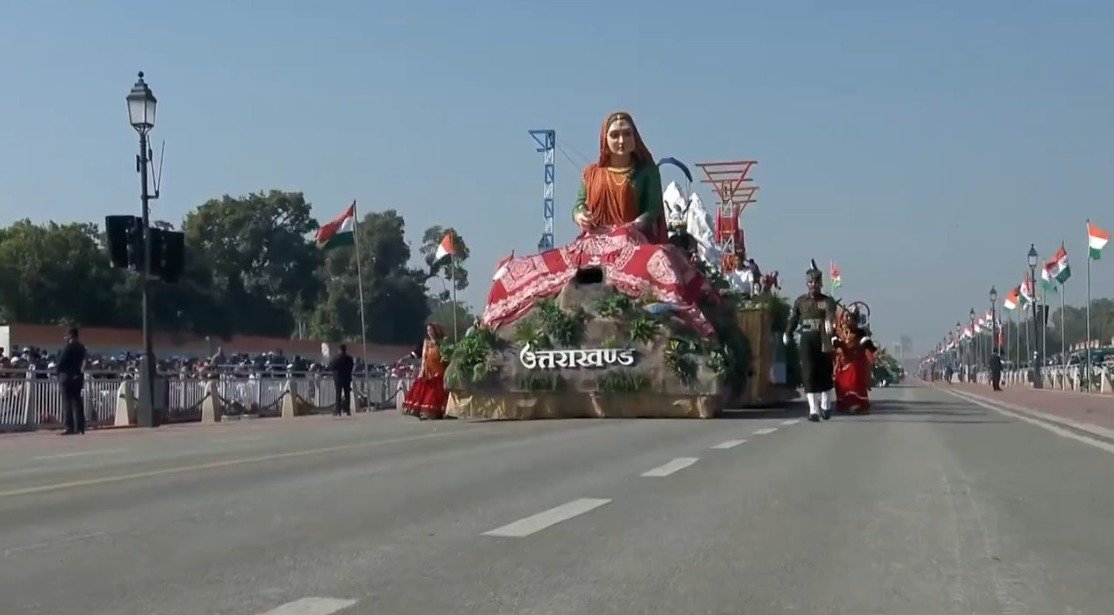 उत्तराखंड की झांकी से कर्त्तव्य पथ पर बजी सांस्कृतिक धूम, पारंपरिक वेशभूषा में कलाकारों ने दी बेहतरीन प्रस्तुति… उत्तराखंड की झांकी से कर्त्तव्य पथ पर बजी सांस्कृतिक धूम, पारंपरिक वेशभूषा में कलाकारों ने दी बेहतरीन प्रस्तुति…