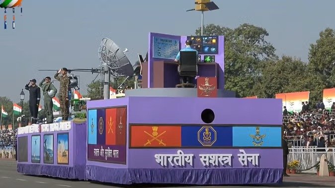 गणतंत्र दिवस परेड में तीनों सेनाओं की संयुक्त झांकी, एकजुटता की दिखी नई मिसाल… गणतंत्र दिवस परेड में तीनों सेनाओं की संयुक्त झांकी, एकजुटता की दिखी नई मिसाल…