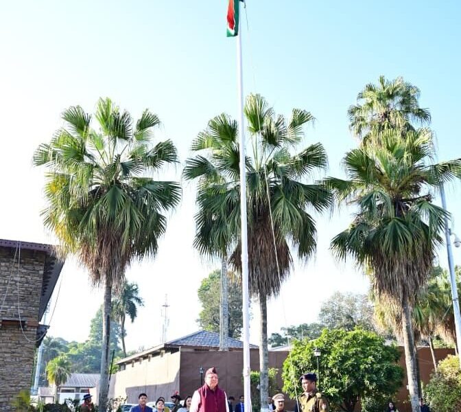 मुख्यमंत्री पुष्कर सिंह धामी ने 76वें गणतंत्र दिवस पर शासकीय आवास परिसर में फहराया राष्ट्रीय ध्वज, संविधान उद्देशिका की दिलाई शपथ…