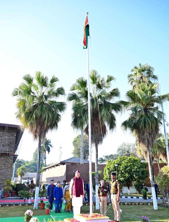 मुख्यमंत्री पुष्कर सिंह धामी ने 76वें गणतंत्र दिवस पर शासकीय आवास परिसर में फहराया राष्ट्रीय ध्वज, संविधान उद्देशिका की दिलाई शपथ…