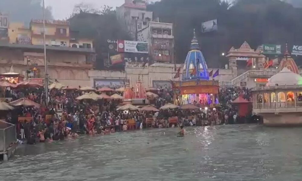 मौनी अमावस्या पर हरिद्वार में श्रद्धालुओं का उमड़ा सैलाब, गंगा में लगाई आस्था की डुबकी…