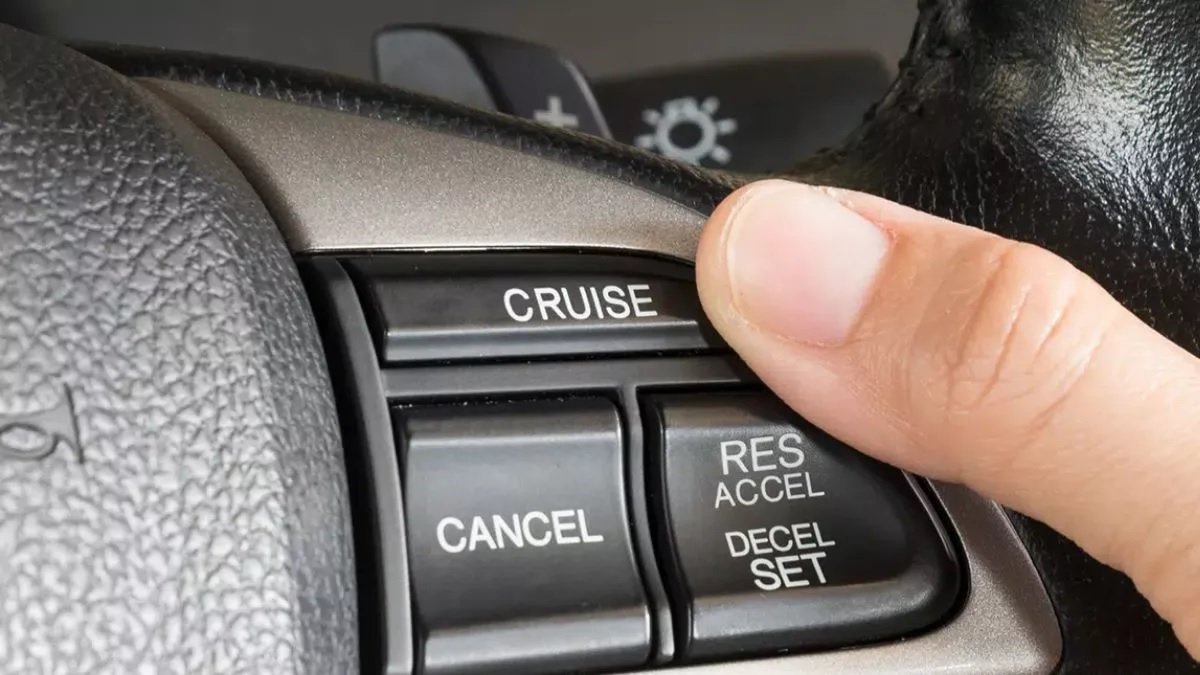 Cruise Control: लंबी यात्रा को बनाएं आरामदायक, जानिए 5 सबसे सस्ती कारें जिनमें है यह फीचर… Cruise Control: लंबी यात्रा को बनाएं आरामदायक, जानिए 5 सबसे सस्ती कारें जिनमें है यह फीचर…