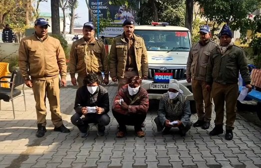 विकासनगर में नशा तस्करी का बड़ा भंडाफोड़, 47 ग्राम स्मैक और 118 ग्राम चरस के साथ 3 तस्कर गिरफ्तार। विकासनगर में नशा तस्करी का बड़ा भंडाफोड़, 47 ग्राम स्मैक और 118 ग्राम चरस के साथ 3 तस्कर गिरफ्तार।