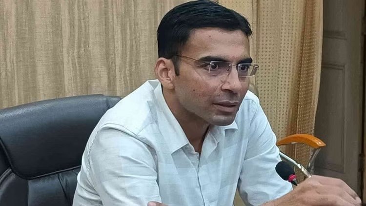 देहरादून में शीतलहर को लेकर जिलाधिकारी का बड़ा फैसला, स्कूल और आंगनवाड़ी केंद्र 08:30 बजे बाद खुलेंगे…. देहरादून में शीतलहर को लेकर जिलाधिकारी का बड़ा फैसला, स्कूल और आंगनवाड़ी केंद्र 08:30 बजे बाद खुलेंगे….