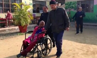 मतदाताओं में उत्साह, डिफेंस कॉलोनी बूथ पर 80 साल की बुजुर्ग महिला व्हीलचेयर पर पहुंची वोट डालने।