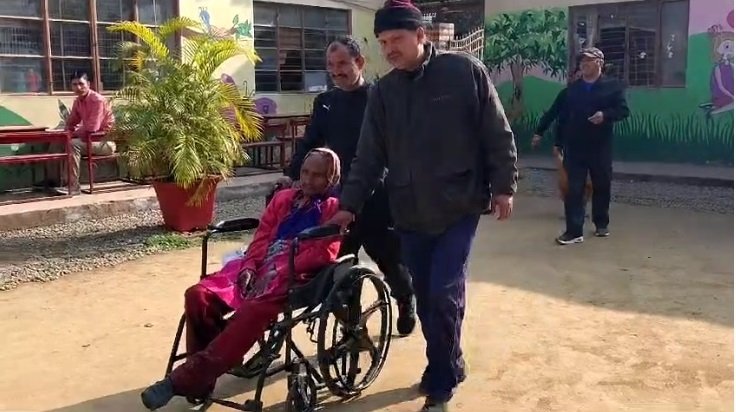 मतदाताओं में उत्साह, डिफेंस कॉलोनी बूथ पर 80 साल की बुजुर्ग महिला व्हीलचेयर पर पहुंची वोट डालने।