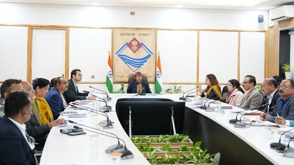 मुख्य सचिव राधा रतूड़ी ने आज सचिवालय में की राज्य की विभिन्न योजनाओं की समीक्षा, महिला सशक्तिकरण पर दिया जोर… मुख्य सचिव राधा रतूड़ी ने आज सचिवालय में की राज्य की विभिन्न योजनाओं की समीक्षा, महिला सशक्तिकरण पर दिया जोर…