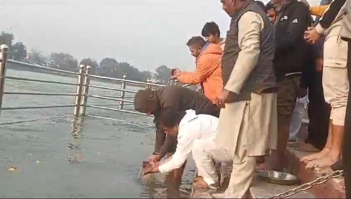 बॉलीवुड अभिनेता राजपाल यादव ने हरिद्वार में विसर्जित की पिता की अस्थियां, मोक्ष की कामना की… बॉलीवुड अभिनेता राजपाल यादव ने हरिद्वार में विसर्जित की पिता की अस्थियां, मोक्ष की कामना की…