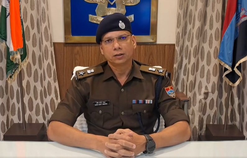 नए साल पर एसएसपी मणिकांत मिश्रा की बड़ी कार्रवाई, करोड़पति ड्रग माफिया रिफाकत गिरफ्तार। नए साल पर एसएसपी मणिकांत मिश्रा की बड़ी कार्रवाई, करोड़पति ड्रग माफिया रिफाकत गिरफ्तार।