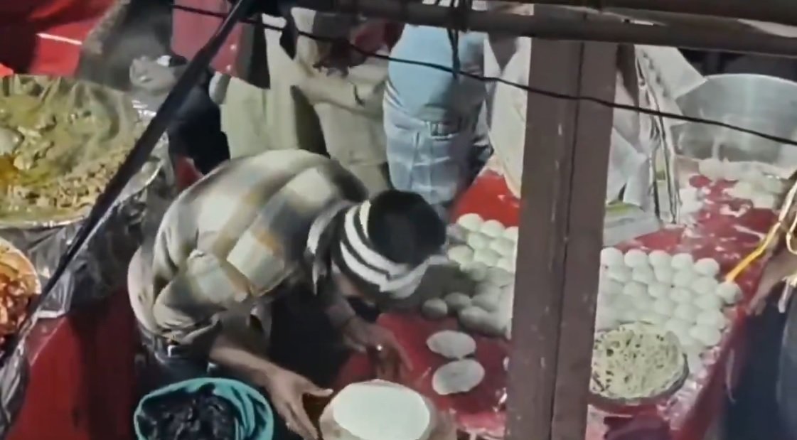 वीडियो: बागेश्वर में उत्तरायणी मेले में थूककर रोटियां बनाने का वीडियो वायरल, पुलिस ने दो आरोपियों को किया गिरफ्तार… वीडियो: बागेश्वर में उत्तरायणी मेले में थूककर रोटियां बनाने का वीडियो वायरल, पुलिस ने दो आरोपियों को किया गिरफ्तार…