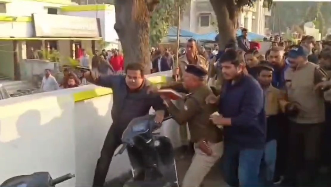 फायरिंग और धमकी मामले में विधायक उमेश कुमार की गिरफ्तारी, चैंपियन के बाद अब उमेश भी कोर्ट में होंगे पेश… फायरिंग और धमकी मामले में विधायक उमेश कुमार की गिरफ्तारी, चैंपियन के बाद अब उमेश भी कोर्ट में होंगे पेश…