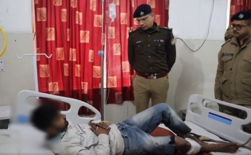 शहर के बीचों-बीच मोदी मैदान के पास पुलिस और बदमाश के बीच मुठभेड़, आरोपी के पैर में लगी गोली, गिरफ्तार… शहर के बीचों-बीच मोदी मैदान के पास पुलिस और बदमाश के बीच मुठभेड़, आरोपी के पैर में लगी गोली, गिरफ्तार…