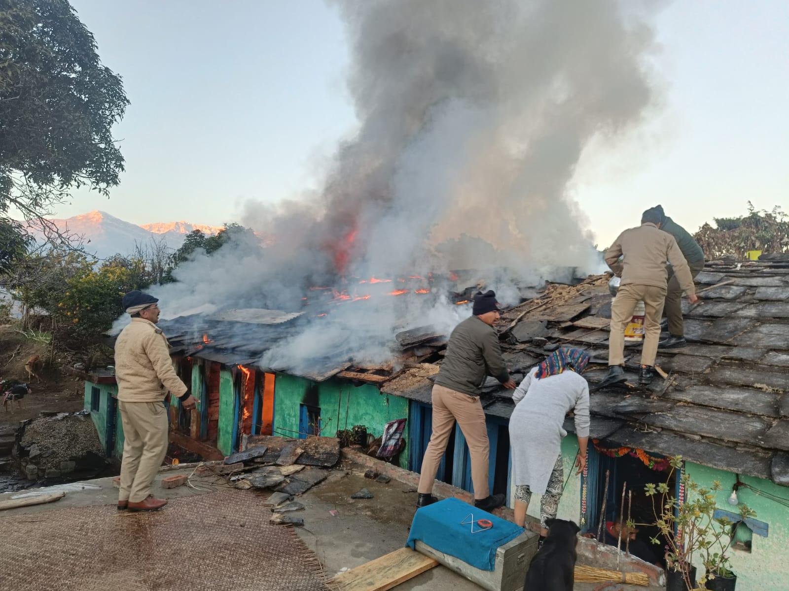 पिथौरागढ़ के अस्कोट में गैस सिलेंडर विस्फोट से लगी भीषण आग, लाखों का सामान जलकर राख… पिथौरागढ़ के अस्कोट में गैस सिलेंडर विस्फोट से लगी भीषण आग, लाखों का सामान जलकर राख…