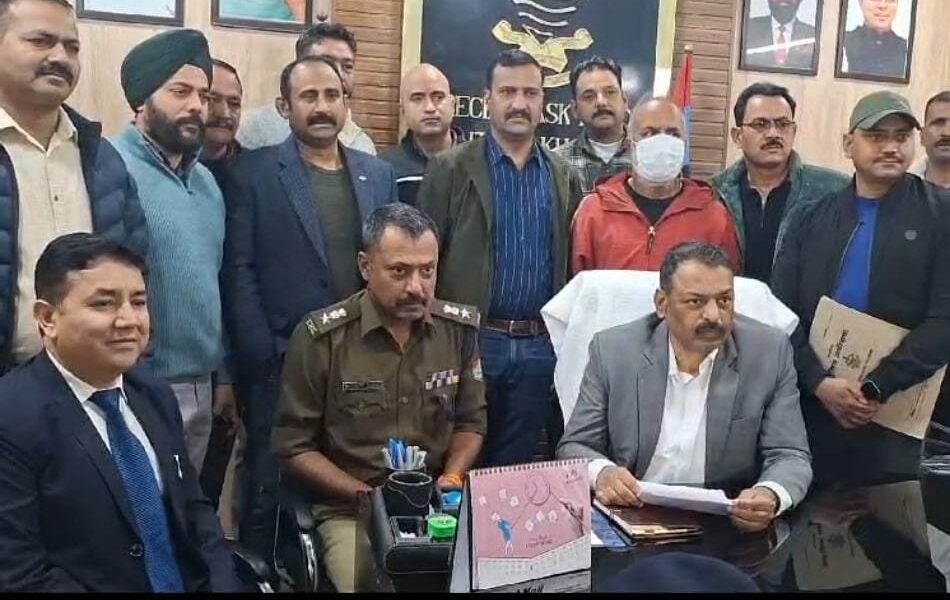 उत्तराखण्ड पुलिस एसटीएफ का दमदार एक्शन : 25 साल से फरार 2 लाख का इनामी, झारखंड से गिरफ्तार…..