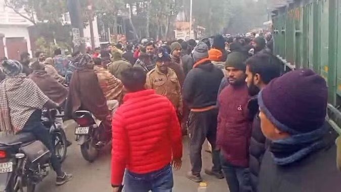 लक्सर में दर्दनाक हादसा: ट्रक की टक्कर से बाइक सवार युवक की मौत, परिजनों ने किया हंगामा…. लक्सर में दर्दनाक हादसा: ट्रक की टक्कर से बाइक सवार युवक की मौत, परिजनों ने किया हंगामा….