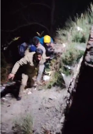 नैनीताल-हल्द्वानी मार्ग पर हादसा, वाहन खाई में गिरने से एक की मौत, 4 घायल…. नैनीताल-हल्द्वानी मार्ग पर हादसा, वाहन खाई में गिरने से एक की मौत, 4 घायल….