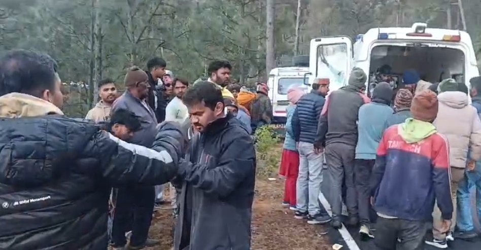 दर्दनाक हादसा: पौड़ी में बस खाई में गिरी, चार की मौत, कई घायल !