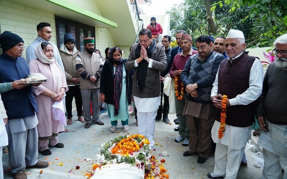 मुख्यमंत्री पुष्कर सिंह धामी ने स्व. बिमला बहुगुणा के पार्थिव देह पर पुष्पचक्र अर्पित कर दी श्रद्धांजलि…