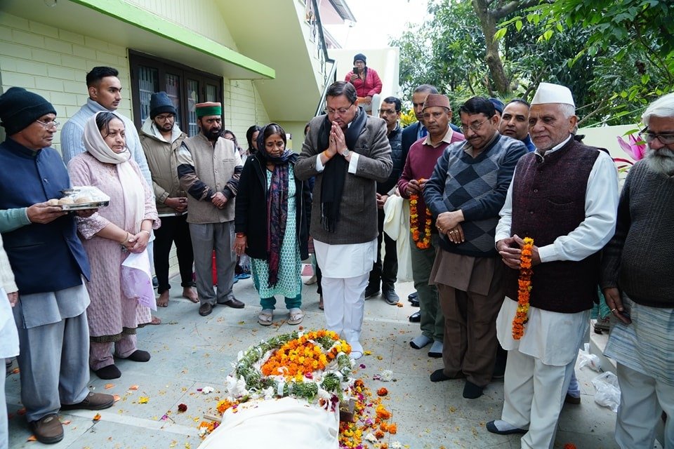मुख्यमंत्री पुष्कर सिंह धामी ने स्व. बिमला बहुगुणा के पार्थिव देह पर पुष्पचक्र अर्पित कर दी श्रद्धांजलि… मुख्यमंत्री पुष्कर सिंह धामी ने स्व. बिमला बहुगुणा के पार्थिव देह पर पुष्पचक्र अर्पित कर दी श्रद्धांजलि…