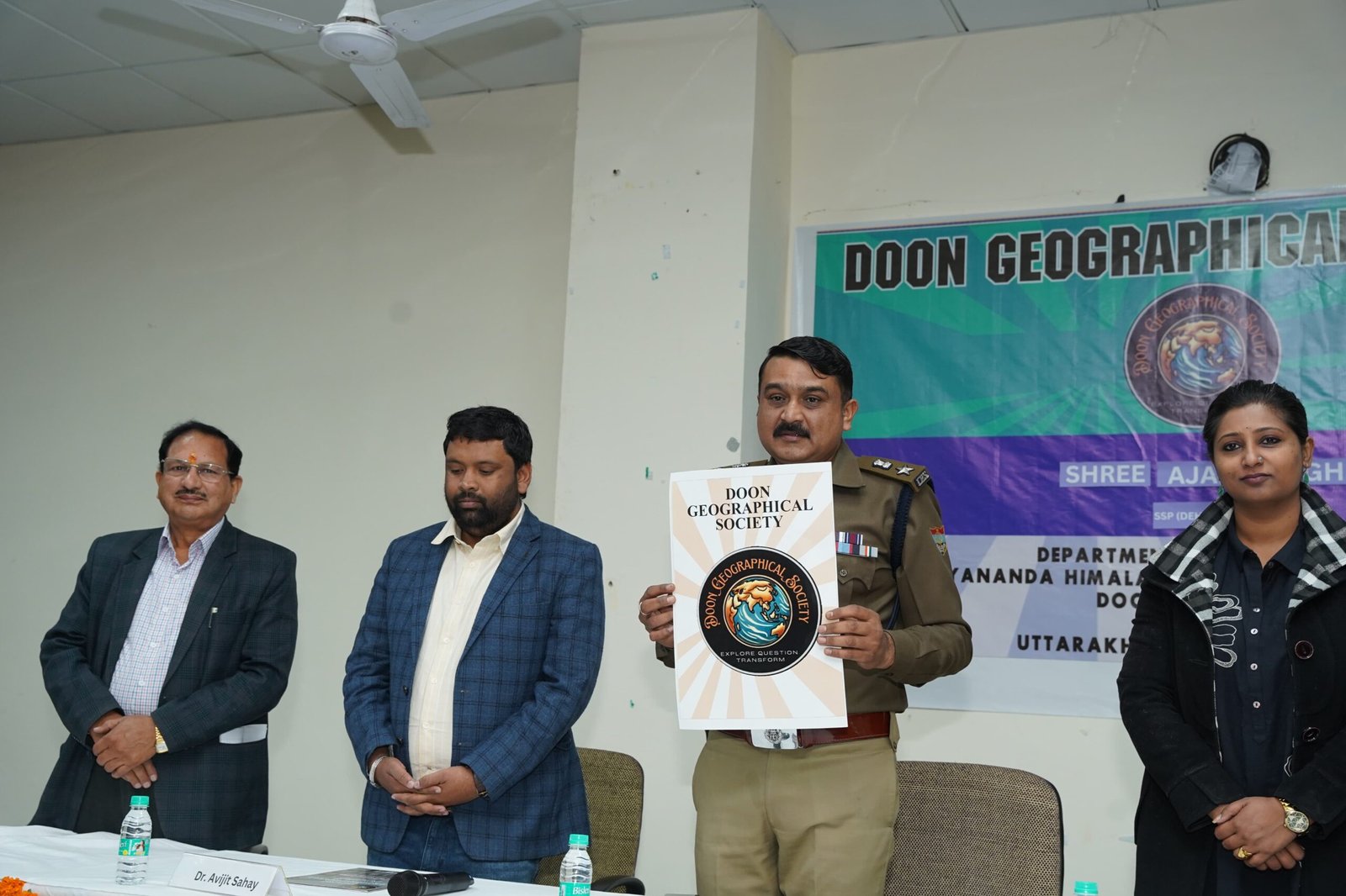 एसएसपी देहरादून ने दून यूनिवर्सिटी में कम्युनिटी पुलिसिंग कार्यक्रम में लिया भाग , छात्रों से साझा किये पुलिसिंग की अवधारणा और महत्व…. एसएसपी देहरादून ने दून यूनिवर्सिटी में कम्युनिटी पुलिसिंग कार्यक्रम में लिया भाग , छात्रों से साझा किये पुलिसिंग की अवधारणा और महत्व….