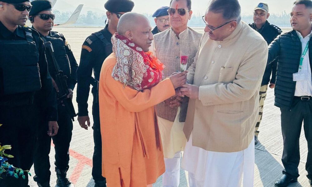 उत्तर प्रदेश के मुख्यमंत्री योगी आदित्यनाथ पहुंचे जॉली ग्रांट एयरपोर्ट, पैतृक गांव में भतीजी की शादी में करेंगे शिरकत…