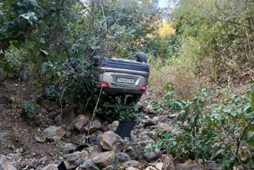 ऋषिकेश भूतनाथ मंदिर के पास हादसा, पर्यटकों की कार बेकाबू होकर खाई में गिरी , दो घायल…. ऋषिकेश भूतनाथ मंदिर के पास हादसा, पर्यटकों की कार बेकाबू होकर खाई में गिरी , दो घायल….
