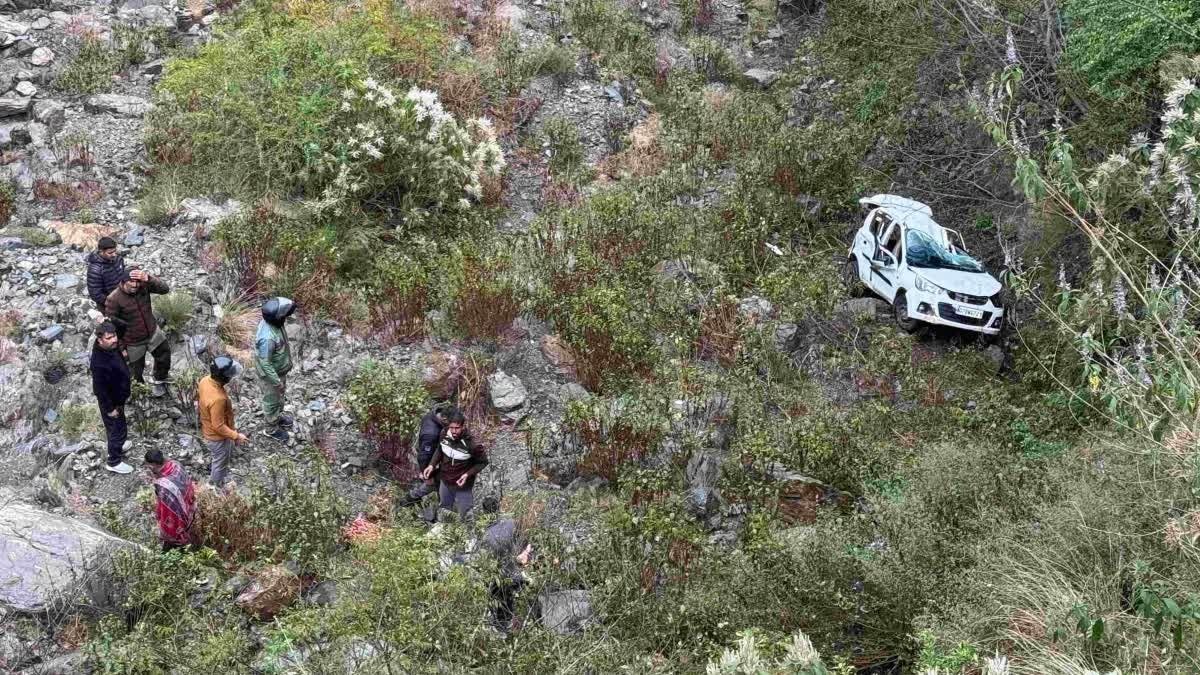 विकासनगर के सहिया क्वानू मोटर मार्ग पर अनियंत्रित होकर खाई में गिरी कार, चालक गंभीर रूप से घायल… विकासनगर के सहिया क्वानू मोटर मार्ग पर अनियंत्रित होकर खाई में गिरी कार, चालक गंभीर रूप से घायल…