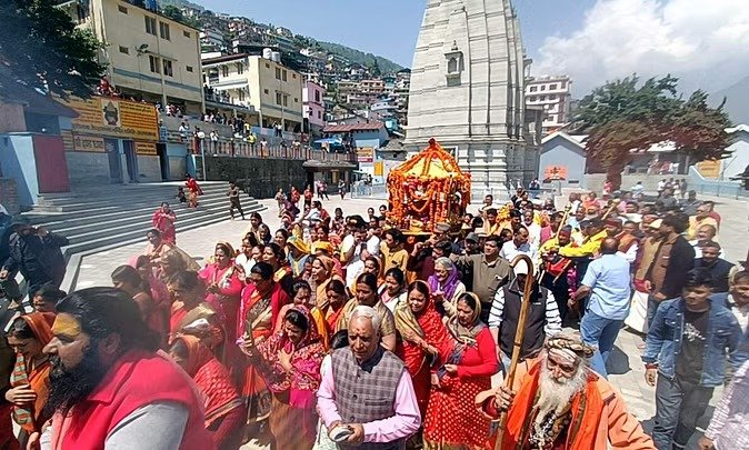 शीतकालीन यात्रा ने बढ़ाई पांडुकेश्वर और ज्योतिर्मठ की रौनक, श्रद्धालुओं की आवाजाही में हुआ इजाफा… शीतकालीन यात्रा ने बढ़ाई पांडुकेश्वर और ज्योतिर्मठ की रौनक, श्रद्धालुओं की आवाजाही में हुआ इजाफा…