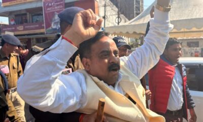 भीमलाल आर्या का भू कानून के समर्थन में विधानसभा गेट पर प्रदर्शन, पुलिस ने हिरासत में लिया…