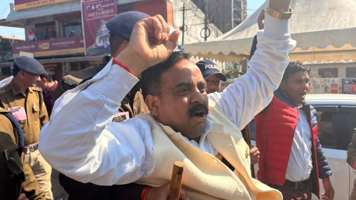 भीमलाल आर्या का भू कानून के समर्थन में विधानसभा गेट पर प्रदर्शन, पुलिस ने हिरासत में लिया… भीमलाल आर्या का भू कानून के समर्थन में विधानसभा गेट पर प्रदर्शन, पुलिस ने हिरासत में लिया…