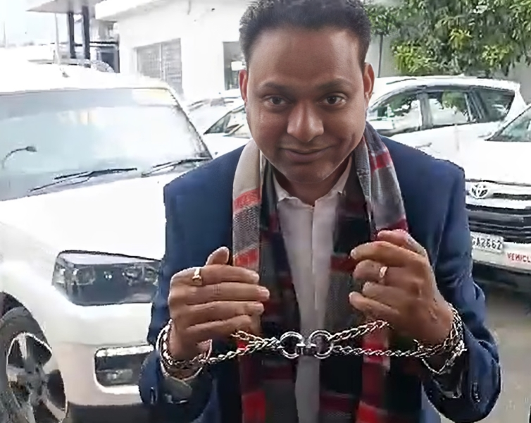 बजट सत्र के तीसरे दिन भुवन कापड़ी का अनोखा विरोध, बेड़ियों में जकड़ी तस्वीरें आईं सामने…