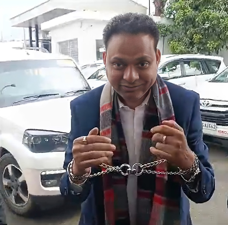 बजट सत्र के तीसरे दिन भुवन कापड़ी का अनोखा विरोध, बेड़ियों में जकड़ी तस्वीरें आईं सामने… बजट सत्र के तीसरे दिन भुवन कापड़ी का अनोखा विरोध, बेड़ियों में जकड़ी तस्वीरें आईं सामने…