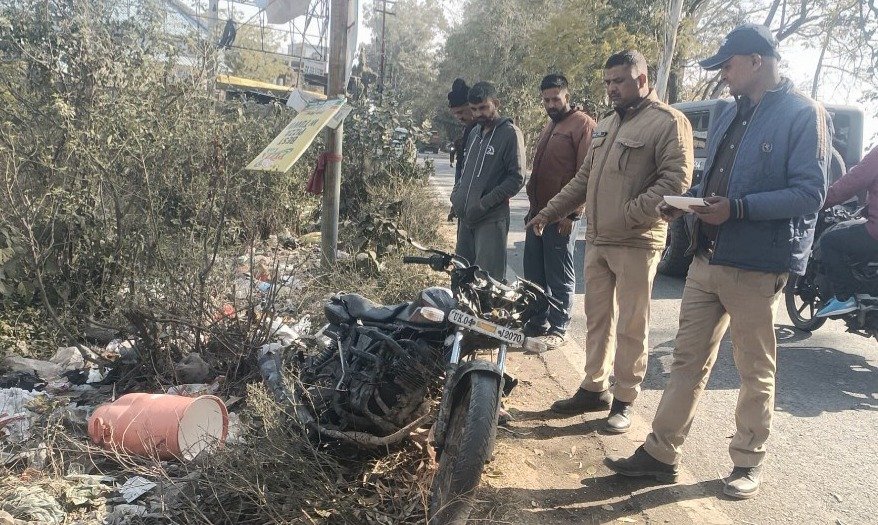 हल्द्वानी में नहीं थम रहे सड़क हादसे, तेज रफ़्तार कार ने तीन वाहनों को मारी टक्कर, बाइकसवार की हालत गंभीर… हल्द्वानी में नहीं थम रहे सड़क हादसे, तेज रफ़्तार कार ने तीन वाहनों को मारी टक्कर, बाइकसवार की हालत गंभीर…
