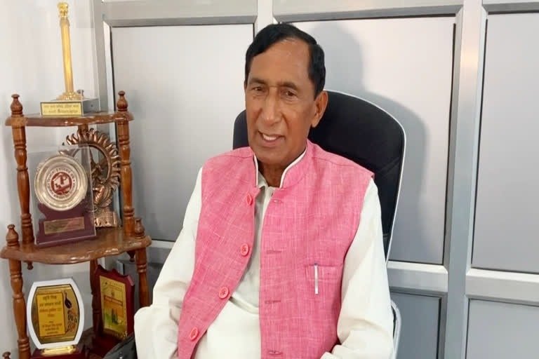 डीडीहाट विधायक का हास्यास्पद बयान, कहा पूर्व विधायक बीड़ी भी दूसरों से मांग कर पीते हैं… डीडीहाट विधायक का हास्यास्पद बयान, कहा पूर्व विधायक बीड़ी भी दूसरों से मांग कर पीते हैं…