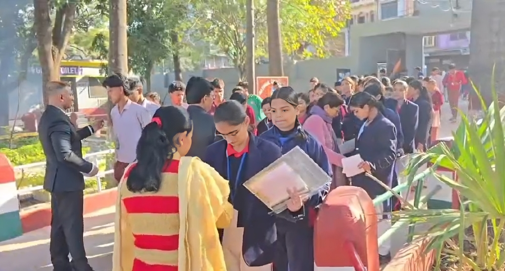 उत्तराखंड बोर्ड की 10वीं और 12वीं परीक्षा आज से शुरू, परीक्षा केंद्रों पर बढ़ाई गई सुरक्षा… उत्तराखंड बोर्ड की 10वीं और 12वीं परीक्षा आज से शुरू, परीक्षा केंद्रों पर बढ़ाई गई सुरक्षा…