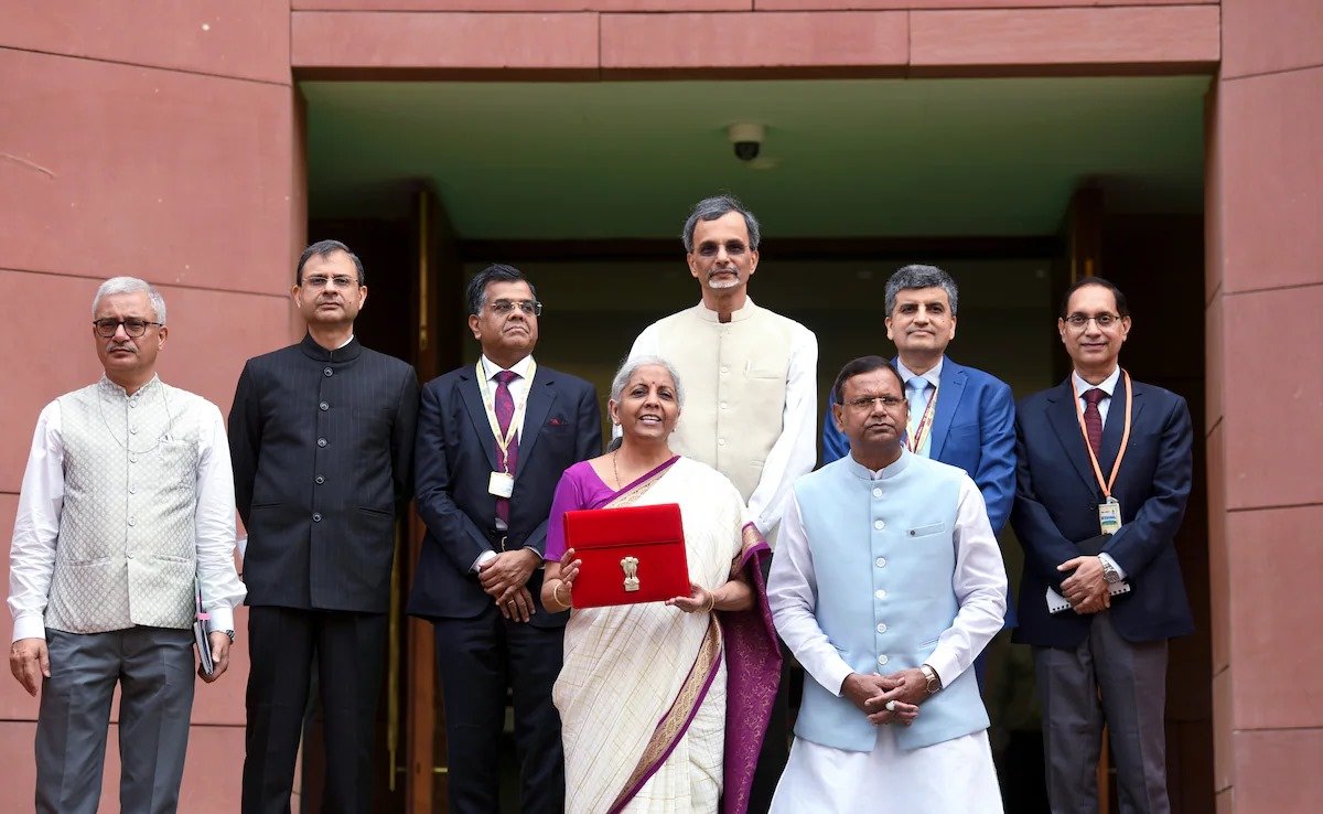 केंद्रीय वित्त मंत्री निर्मला सीतारमण ने पेश किया 2025-2026 का बजट, 12 लाख रुपये तक की आय पर नहीं लगेगा कोई टैक्स….. केंद्रीय वित्त मंत्री निर्मला सीतारमण ने पेश किया 2025-2026 का बजट, 12 लाख रुपये तक की आय पर नहीं लगेगा कोई टैक्स…..
