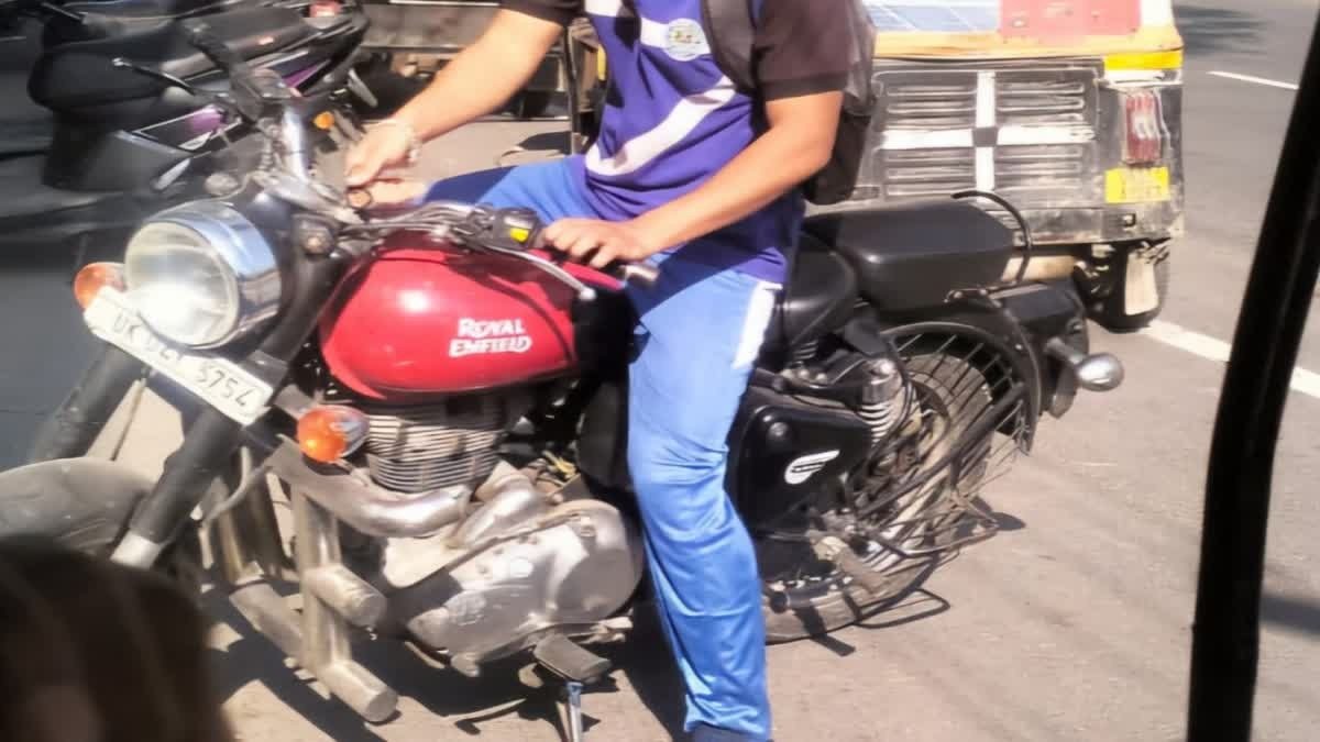 नाबालिग की बुलेट राइड पर पुलिस का एक्शन, पुलिस ने पिता के खिलाफ दर्ज किया मुकदमा… नाबालिग की बुलेट राइड पर पुलिस का एक्शन, पुलिस ने पिता के खिलाफ दर्ज किया मुकदमा…