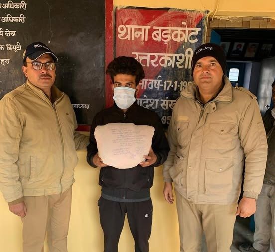 थाना बडकोट और SOG की संयुक्त टीम की बड़ी कार्रवाई, 937 ग्राम चरस के साथ तस्कर गिरफ्तार… थाना बडकोट और SOG की संयुक्त टीम की बड़ी कार्रवाई, 937 ग्राम चरस के साथ तस्कर गिरफ्तार…