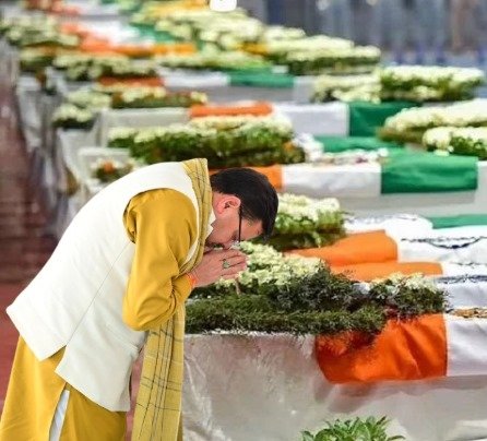 पुलवामा आतंकी हमले की छट्ठी बरसी, मुख्यमंत्री पुष्कर सिंह धामी ने शहीद जवानों को दी श्रद्धांजलि….