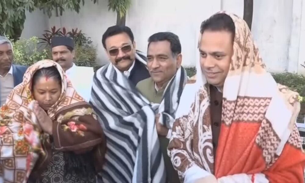 बजट सत्र में कंबल ओढ़कर ठिठुरते हुए पहुंचे कांग्रेस विधायक, गैरसैंण में सत्र न होने पर जताया विरोध…