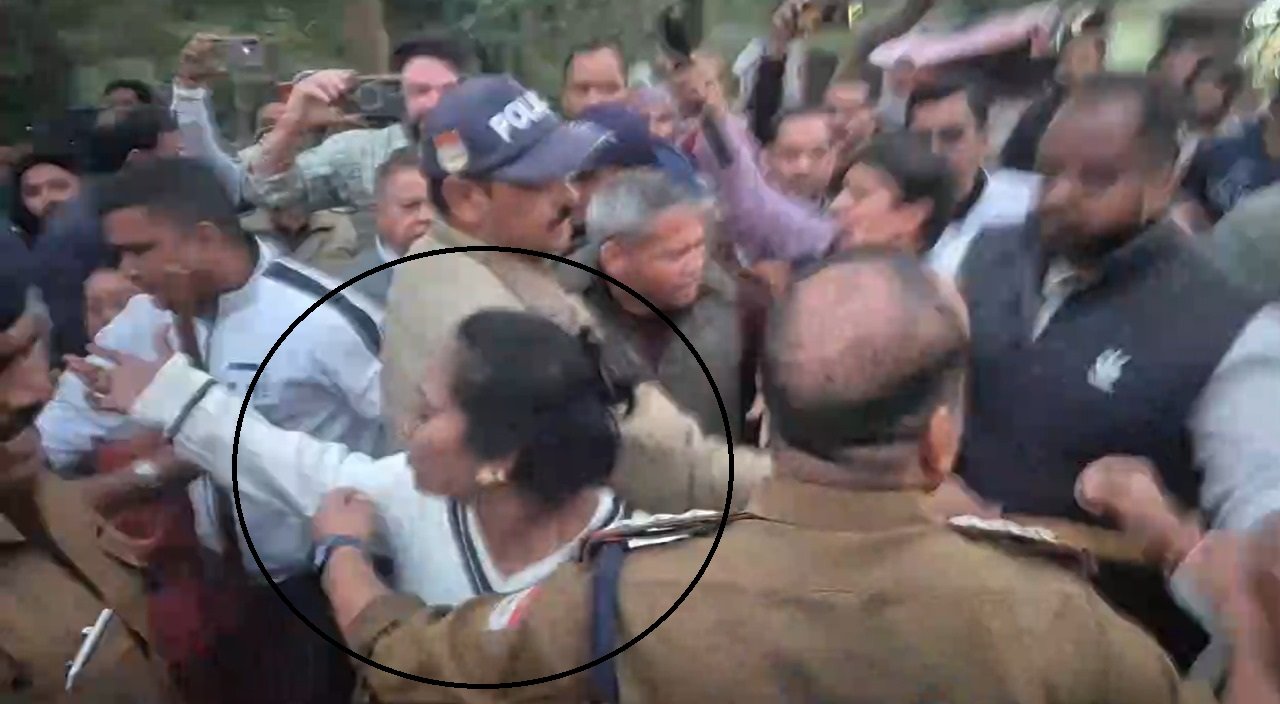 मंत्री प्रेमचंद अग्रवाल के बयान पर विवाद, विरोध प्रदर्शन में महिला से मारपीट, पुलिस ने शुरू की जांच… मंत्री प्रेमचंद अग्रवाल के बयान पर विवाद, विरोध प्रदर्शन में महिला से मारपीट, पुलिस ने शुरू की जांच…