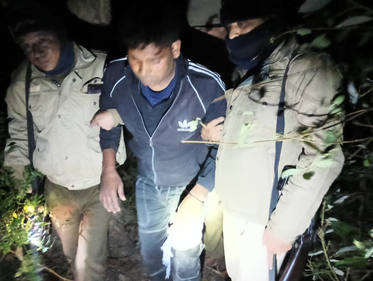 सुबह तड़के पुलिस और शातिर गौतस्कर के बीच हुई मुठभेड़, जवाबी कार्रवाई में बदमाश के पैर में लगी गोली… सुबह तड़के पुलिस और शातिर गौतस्कर के बीच हुई मुठभेड़, जवाबी कार्रवाई में बदमाश के पैर में लगी गोली…