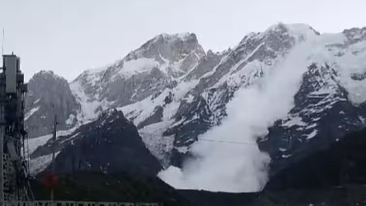 बिग ब्रेकिंग: चमोली के माणा कैंप में हिमस्खलन, 57 मजदूरों दबे, रेस्क्यू में जूटा प्रशासन… बिग ब्रेकिंग: चमोली के माणा कैंप में हिमस्खलन, 57 मजदूरों दबे, रेस्क्यू में जूटा प्रशासन…