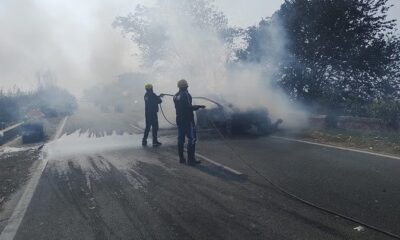 शादी समारोह जा रहे परिवार की कार में लगी आग, लोगों ने भागकर बचाई जान…
