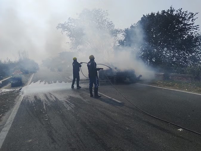 शादी समारोह जा रहे परिवार की कार में लगी आग, लोगों ने भागकर बचाई जान… शादी समारोह जा रहे परिवार की कार में लगी आग, लोगों ने भागकर बचाई जान…