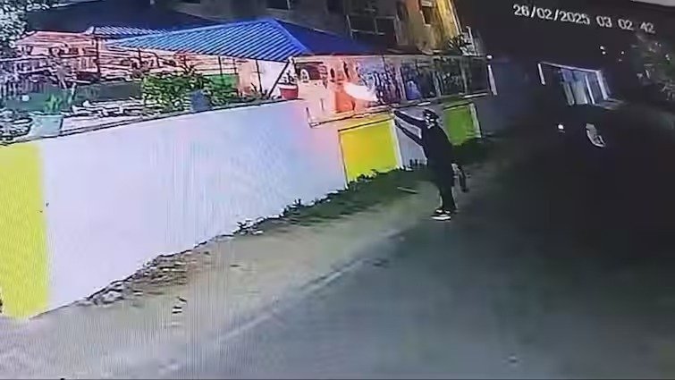 विधायक उमेश कुमार के कैंप कार्यालय पर फायरिंग मामले में एसएसपी का कड़ा एक्शन , एसएसआई और दरोगा पर हुई कार्रवाई….