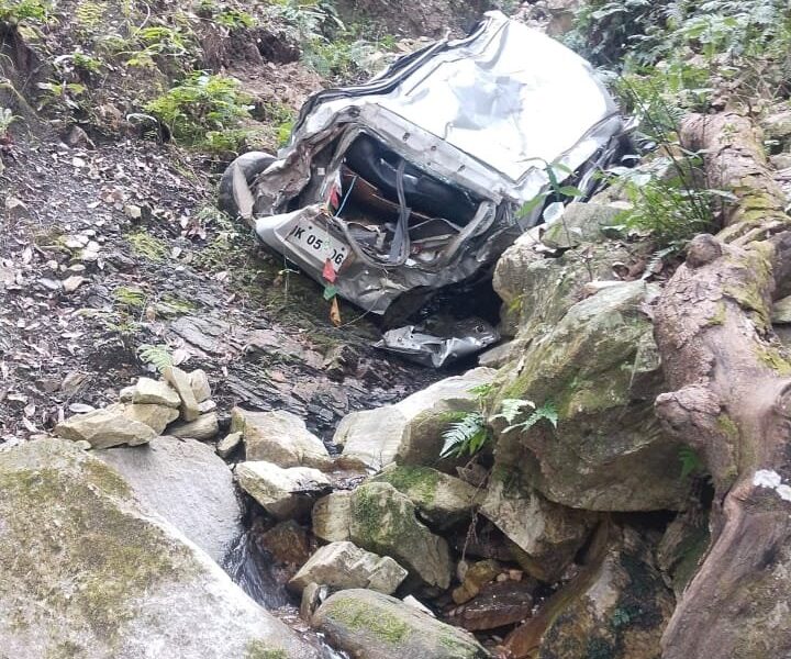 पिथौरागढ़ में सड़क हादसे , 200 मीटर गहरी खाई में गिरी कार , दो युवको की गयी जान….