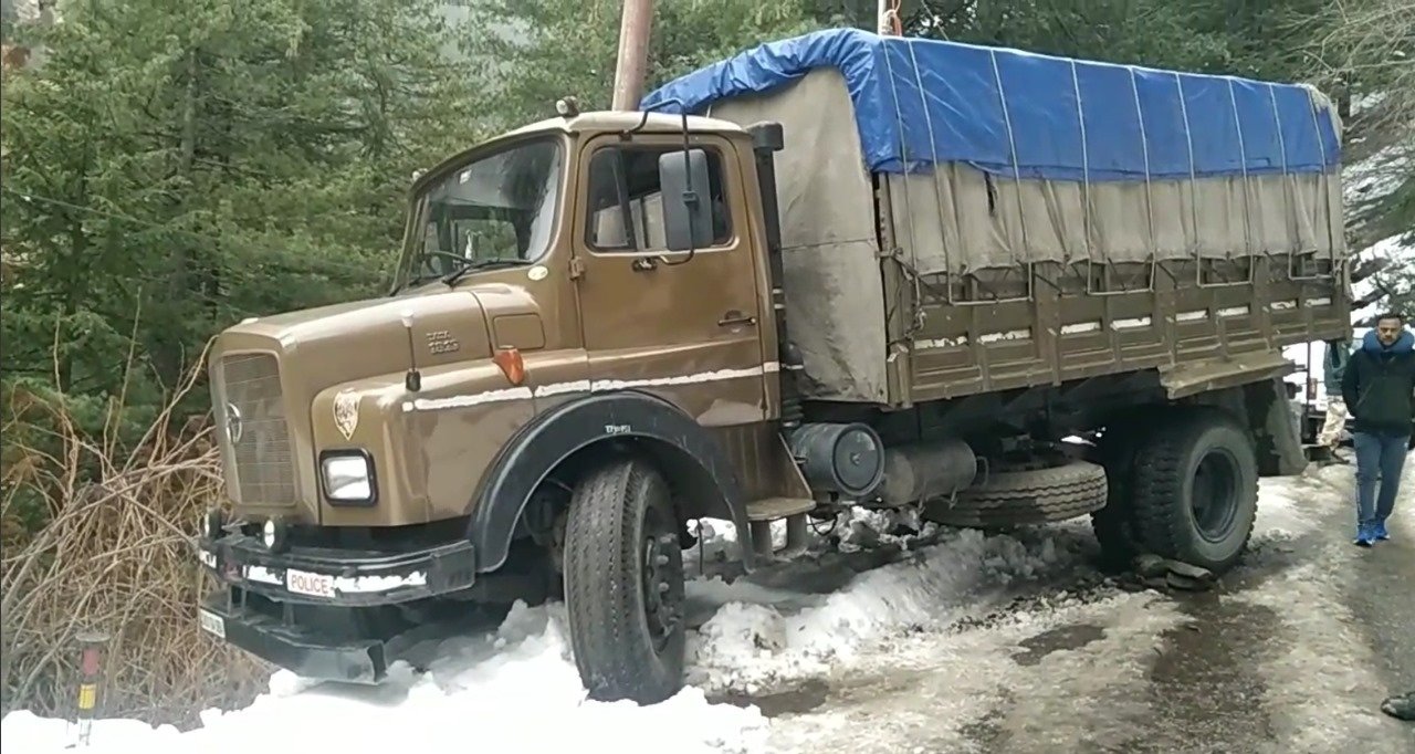 गंगोत्री हाईवे पर बर्फ के कारण फिसला ITBP जवानों से भरा वाहन, टला बड़ा हादसा… गंगोत्री हाईवे पर बर्फ के कारण फिसला ITBP जवानों से भरा वाहन, टला बड़ा हादसा…