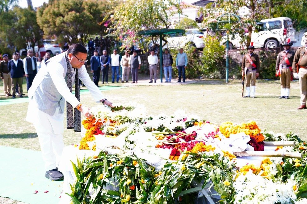 मुख्यमंत्री पुष्कर सिंह धामी ने केवल खुराना के पार्थिव शरीर पर पुष्पचक्र अर्पित कर दी श्रद्धांजलि, परिवार से मिलकर व्यक्त की संवेदना… मुख्यमंत्री पुष्कर सिंह धामी ने केवल खुराना के पार्थिव शरीर पर पुष्पचक्र अर्पित कर दी श्रद्धांजलि, परिवार से मिलकर व्यक्त की संवेदना…